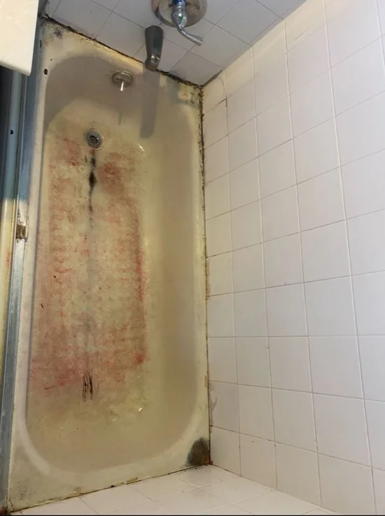 Yellowed bathtub restored to bright white